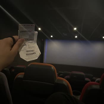 Avenue Cinemax Sinema Ekranında Mavi Noktalar