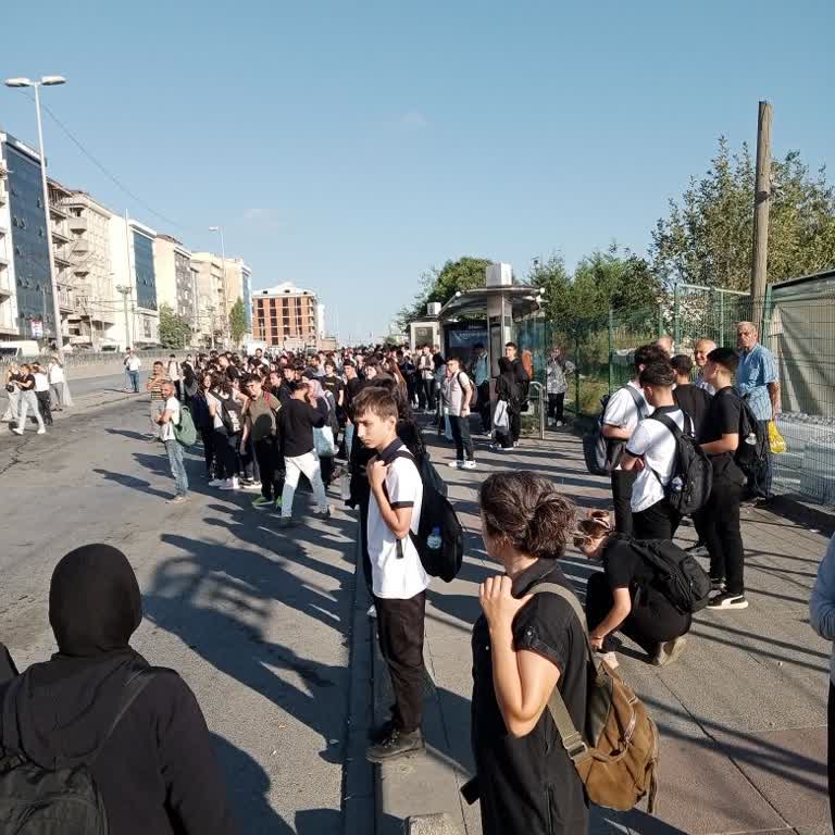 İstanbul Büyükşehir Belediyesi Mescidi Selam Durağı Yoğunluğu