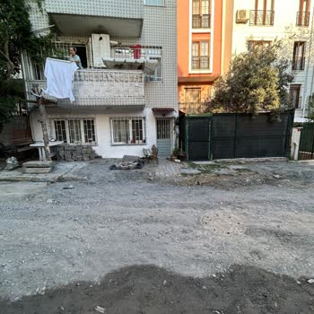 EyüpSultan Belediyesi Günbatımı Sokakta Evimizin Camının Önüne Rögar Kapağı
