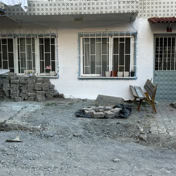 EyüpSultan Belediyesi Günbatımı Sokakta Evimizin Camının Önüne Rögar Kapağı