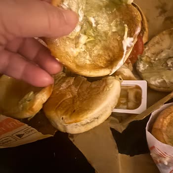 Popeyes'den Gelen Taş Gibi Hamburger Ve İlgisizlik