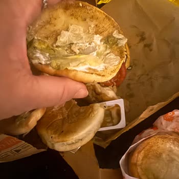 Popeyes'den Gelen Taş Gibi Hamburger Ve İlgisizlik
