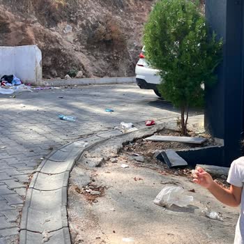 Fethiye Belediyesi Çöplerin Sokağa Dağılması