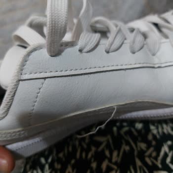 Puma Ayakkabının İpleri Sokuluyor