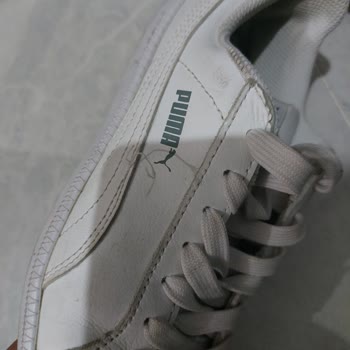 Puma Ayakkabının İpleri Sokuluyor