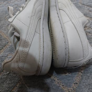 Puma Ayakkabının İpleri Sokuluyor