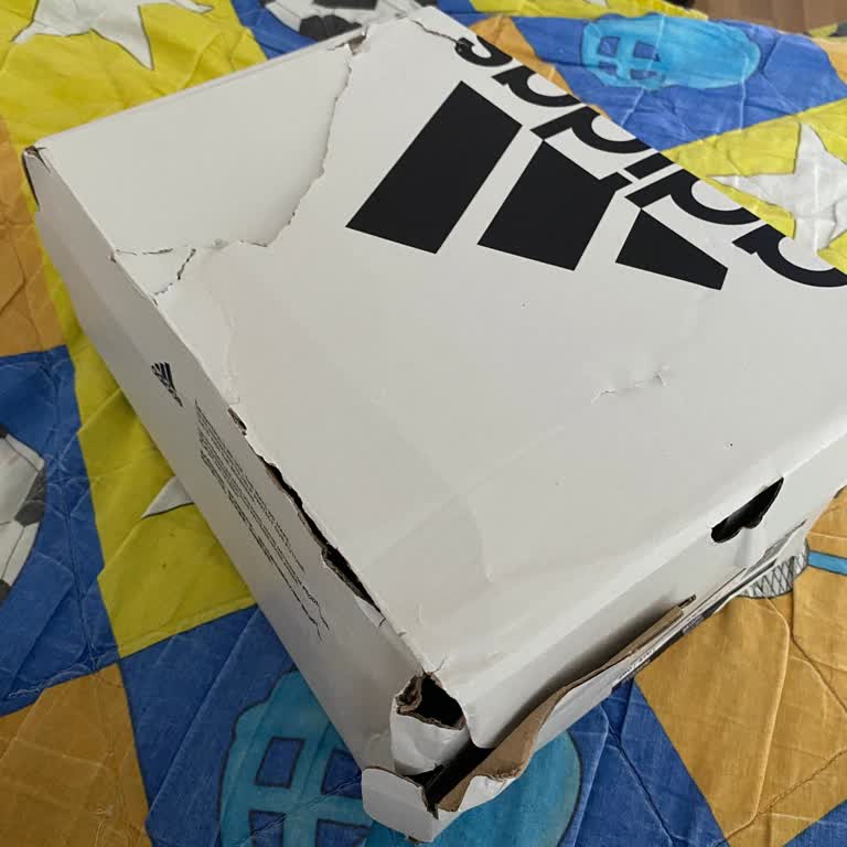 Adidas Ayakkabı Kutusu Parçalanmış