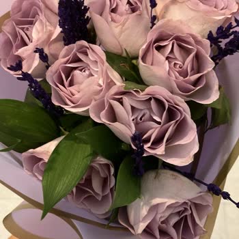 Lilyana Flowers Soluk Çiçek Göndermek İsteyen Buraya.