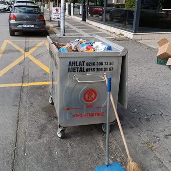 Kadıköy Belediyesi Çöp Konteyner Tamiri Ve Çevre Temizliğine Önem Verilmesi