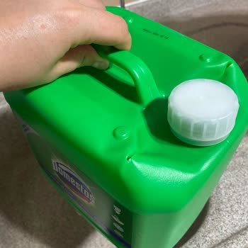 Domestos Kendiliğinden Eriyerek Köpüklenerek Parkeme Aktı Ve Mahvetti