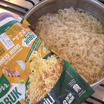 Knorr Tavuk Çeşnili Noodle'da Kurt Ve Siyah Madde
