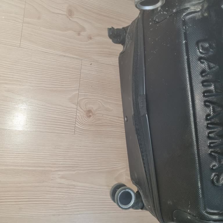 Lumberjack Valizimin Tekerleği Koptu