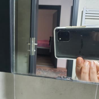 İsvea Klozetin Boyası Çıktı Ve Aynanın Sırrı Döküldü.