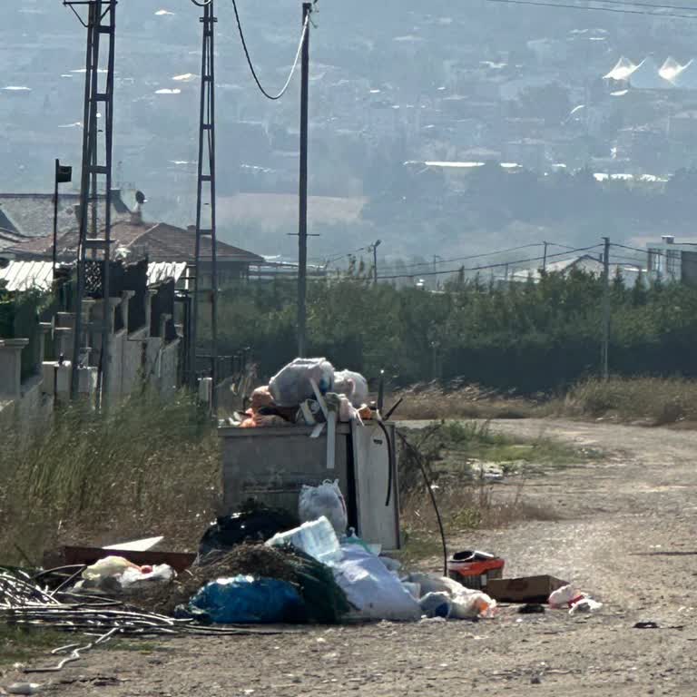 Silivri Belediyesi Hürriyet Mah Çöp Kovası Ve Etrafındaki Çöpler