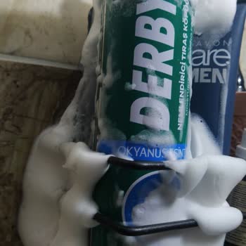 Derby Tıraş Köpüğü Kendiliğinden Ve Kenarından Sızıp Bitti