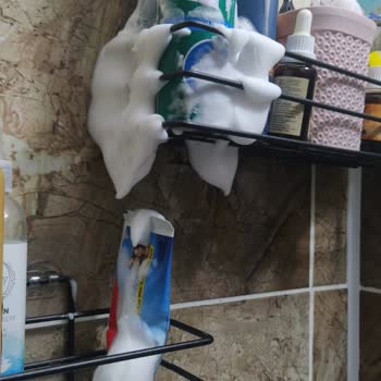 Derby Tıraş Köpüğü Kendiliğinden Ve Kenarından Sızıp Bitti