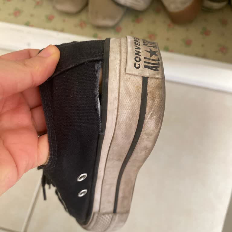 Converse Ayakkabım 5 Ayda Yırtıldı.