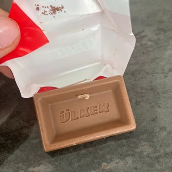 Ülker Napoliten Çikolatada Kurt Çıktı