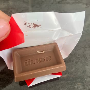 Ülker Napoliten Çikolatada Kurt Çıktı