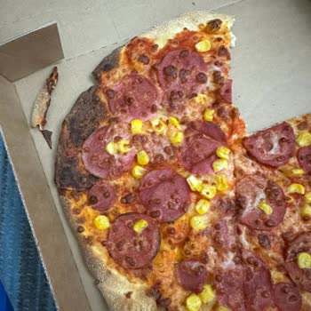 PizzaLazza Yanık Kuru Soğuk Gelen Pizza