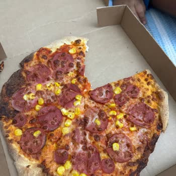 PizzaLazza Yanık Kuru Soğuk Gelen Pizza
