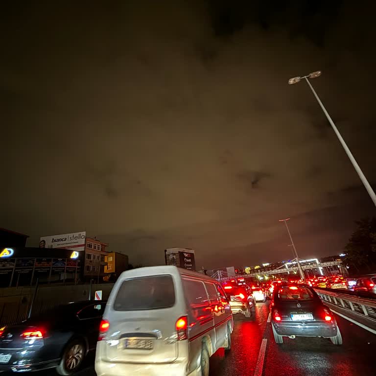 İbb Trafiği Arttırma Yol Bakım Çalışması Yapıyor.