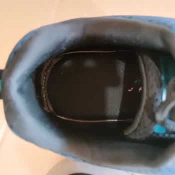 Skechers: Plantillas de Zapatos Resbalan en un Mes - Buscando Solución