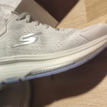 Compré zapatos deportivos Skechers y me enviaron usados