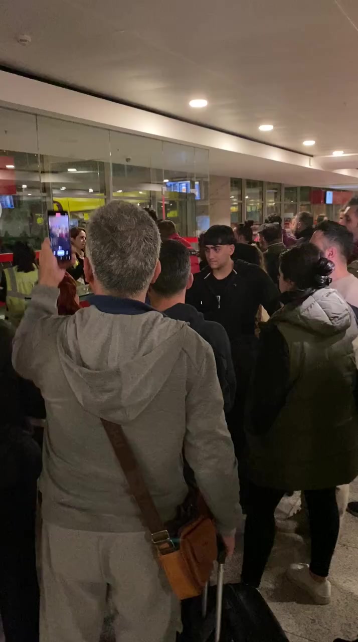 Aterrizaje en ciudad equivocada con Pegasus Airlines, pasajeros varados por horas Portada de vídeo