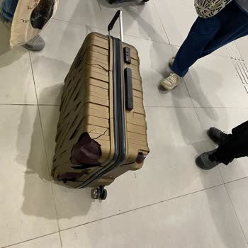 Maleta Pierre Cardin dañada en vuelo PC1920 de Pegasus Airlines