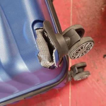 Rueda rota en maleta durante vuelo de Pegasus