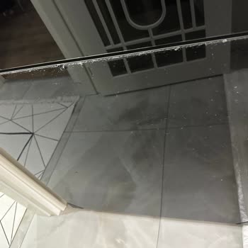 Reparación costosa de la puerta de vidrio del frigorífico Beko