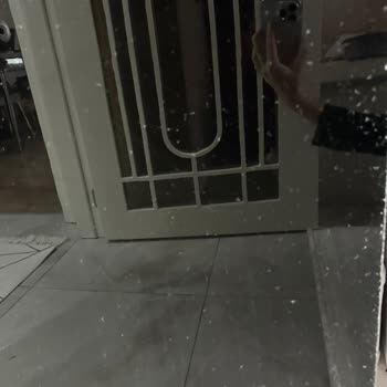 Reparación costosa de la puerta de vidrio del frigorífico Beko