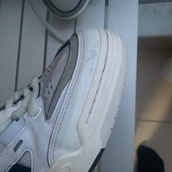Compra en Adidas.com: Zapatos Defectuosos y Términos de Cambio Injustos