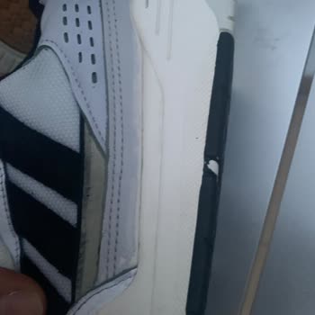 Compra en Adidas.com: Zapatos Defectuosos y Términos de Cambio Injustos