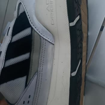 Compra en Adidas.com: Zapatos Defectuosos y Términos de Cambio Injustos