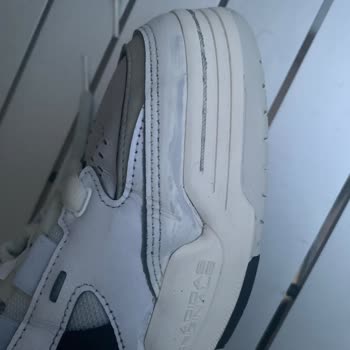 Compra en Adidas.com: Zapatos Defectuosos y Términos de Cambio Injustos