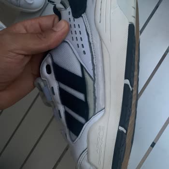 Compra en Adidas.com: Zapatos Defectuosos y Términos de Cambio Injustos