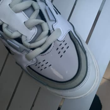 Compra en Adidas.com: Zapatos Defectuosos y Términos de Cambio Injustos