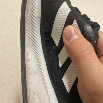 Problemas de Calidad con Zapatillas Adidas: Desgaste en 7 Meses