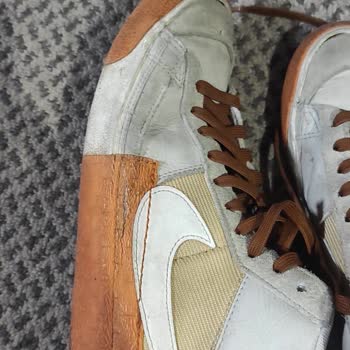 Zapatos Nike ligeramente usados se agrietan, tienda niega reclamo de garantía