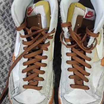 Zapatos Nike ligeramente usados se agrietan, tienda niega reclamo de garantía