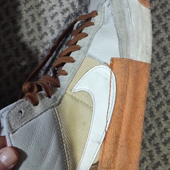 Zapatos Nike ligeramente usados se agrietan, tienda niega reclamo de garantía