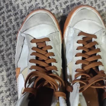 Zapatos Nike ligeramente usados se agrietan, tienda niega reclamo de garantía