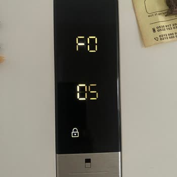 Refrigerador Vestel muestra error 'SR' constantemente