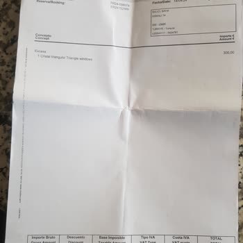 Booking.com no resuelve cargo por daños no autorizados en coche