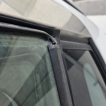 Peugeot 2008: Defecto en los Sellos de Ventana Trasera