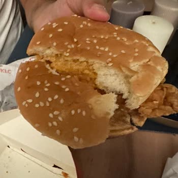 KFC Zinger Burger frío y comida rancia