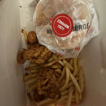 KFC Zinger Burger frío y comida rancia