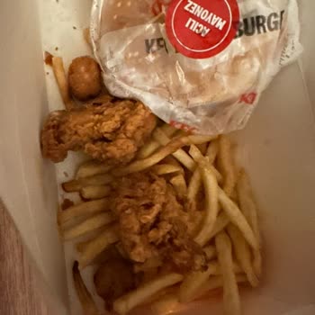 KFC Zinger Burger frío y comida rancia